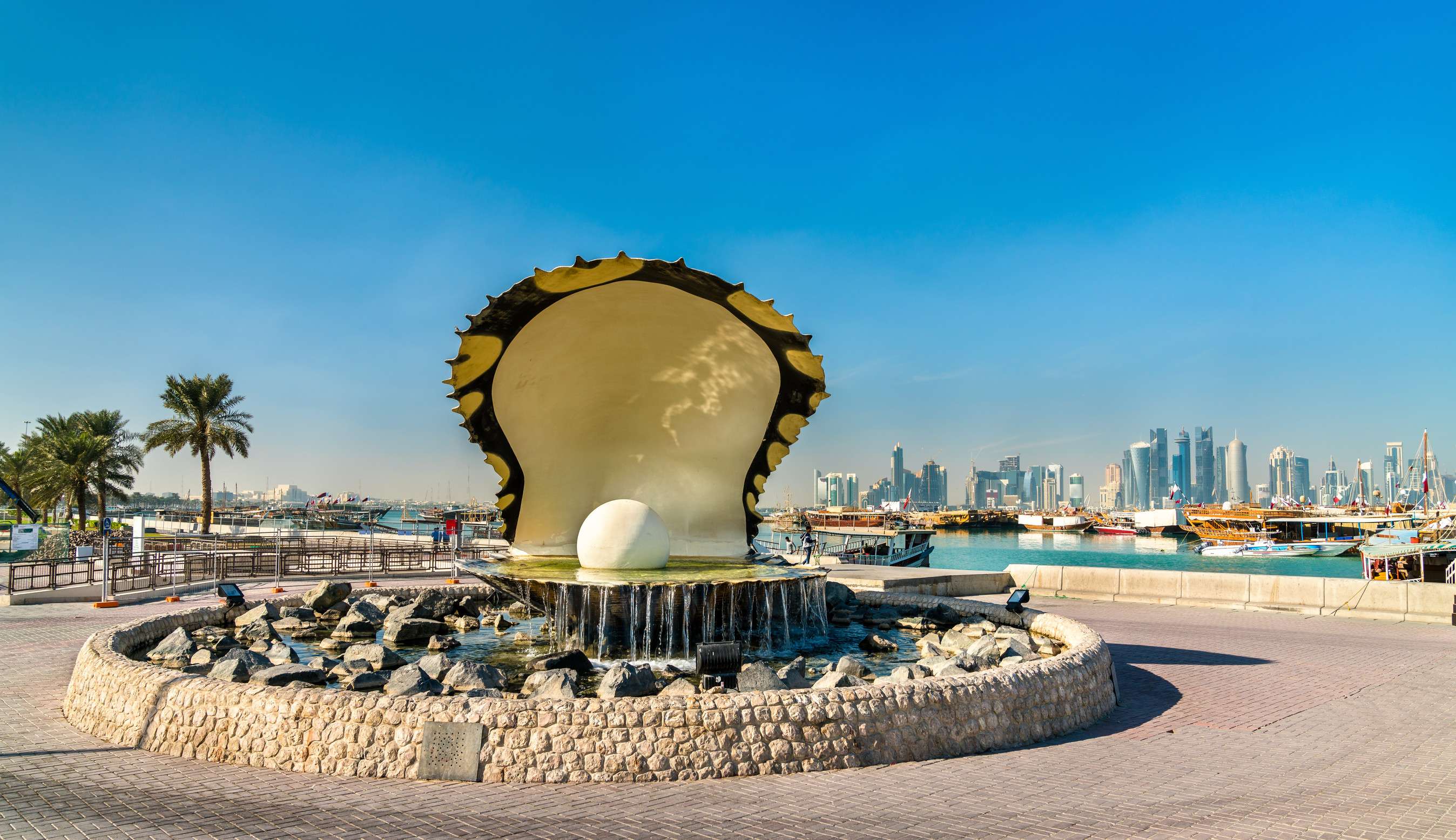 Pearl Monument fountain at Doha Corniche